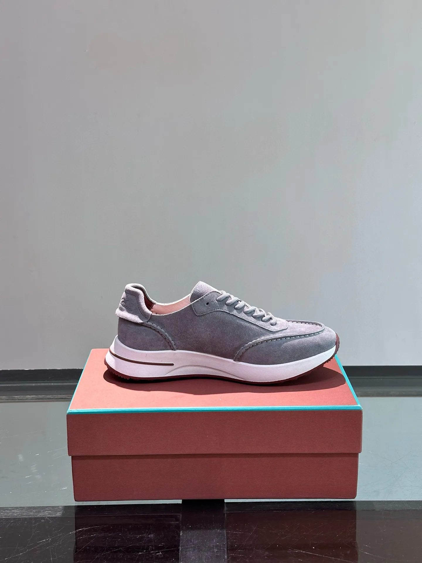 Factory price: 540💰Loro men's shoes💰iana niche Loro classic jogging shoes, men's lace-up casual shoes and sneakers, high-quality lightweight and comfortable fabrics, suitable for outdoor leisure, the color scheme is young and energetic, and it looks great with sportswear or casual suits! Size: 39-46 (customized sizes of 45 and 46 are non-refundable)